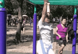 美女在泳池边跳舞，下一秒把我逗笑了，太搞笑了