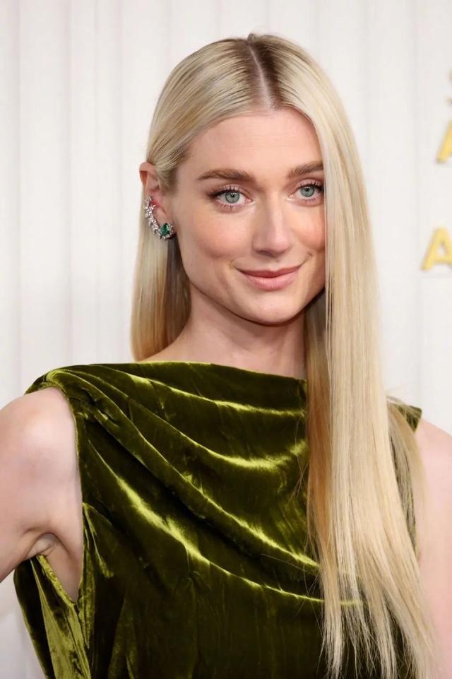 美国这一夜，国际女星风情万种，有人保守有人真大胆，但都不怕冷