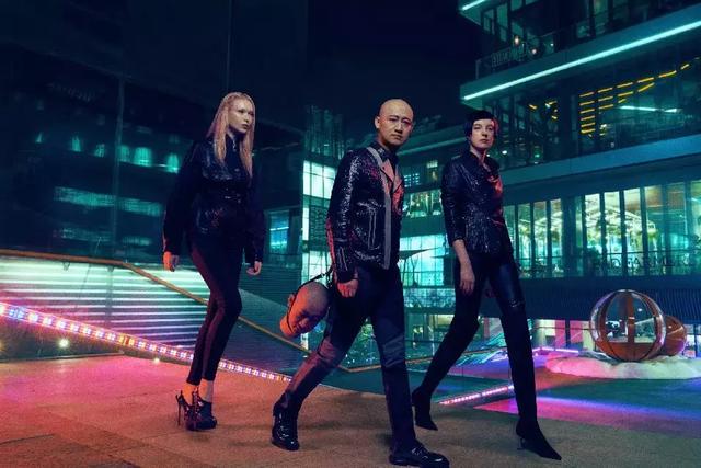 把头别在裤腰下广州，博洛尼蔡明要干啥？