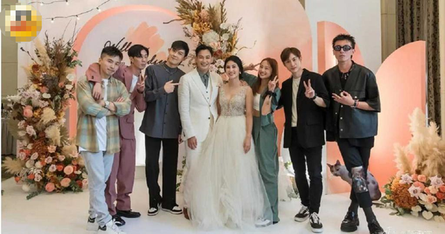 39岁男星曝恋情！与美女十指紧扣当街拥吻，女方打扮性感身材苗条