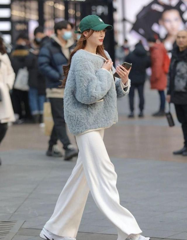成都不愧是“美女之都”：满街长裤+运动鞋，短裙配长靴回头率高
