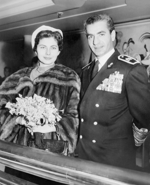 伊朗末代王后：嫁给3婚大19岁国王，母凭子贵坐稳后位