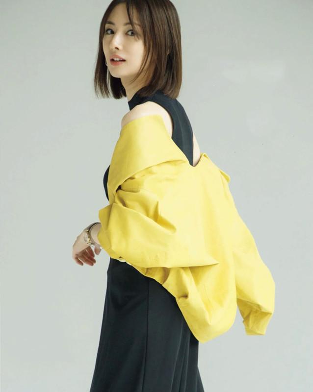 她常年稳居“日本最美女星排行榜”前三,一头短发仍成时尚圈宠儿