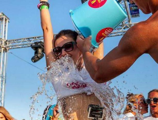 乌克兰美女愁嫁，泼水节上大尺度湿身，性感身材完全暴露