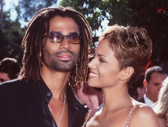 令人惊艳的黑珍珠：伊曼和丈夫甜蜜恩爱24年，哈莉·贝瑞离过3次婚