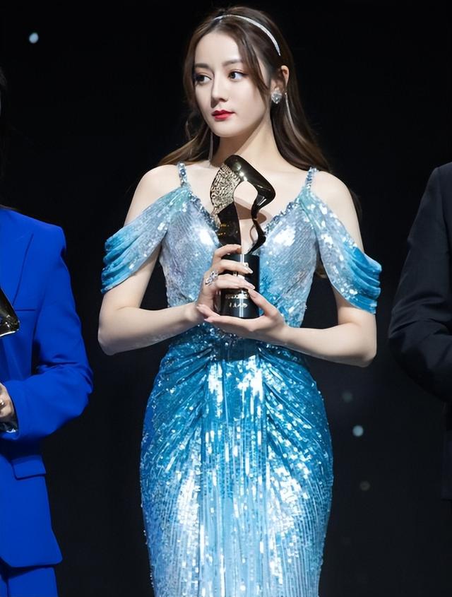 看了迪丽热巴捂胸口，终于知道女明星们有多害怕走光了！