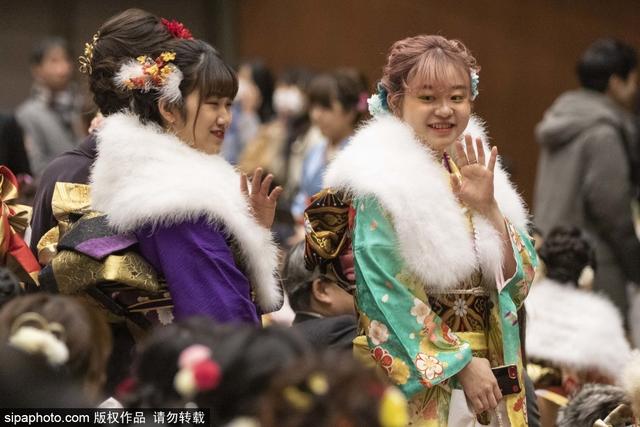 笑靥如花！日本明治神宫举行成人礼 年轻女孩身穿和服拍照
