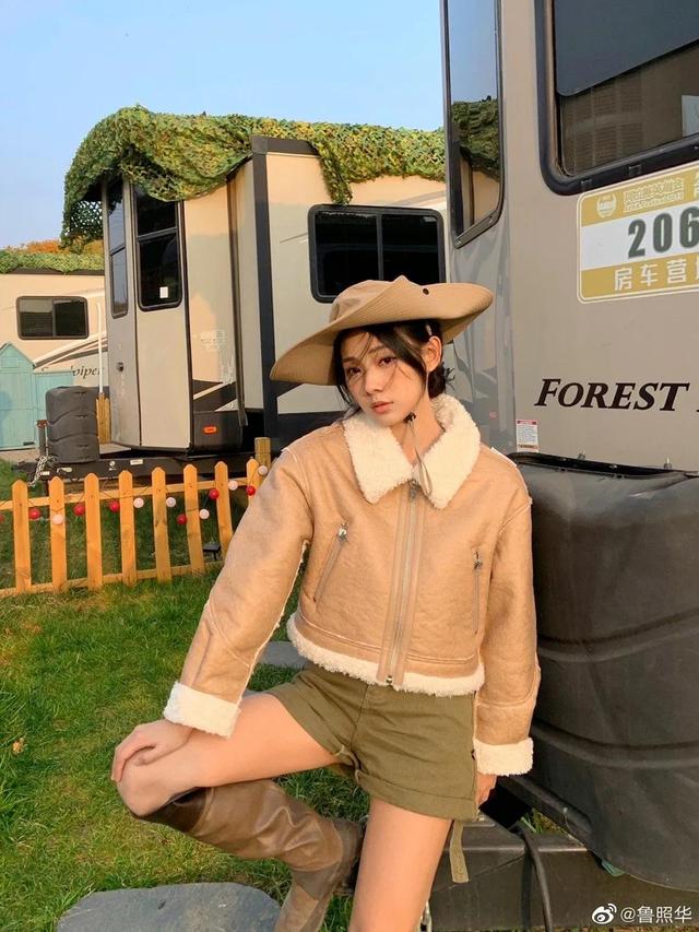 清纯靓丽女明星鲁照华，甜妹子瞬变酷妹，休闲露营东方绿舟