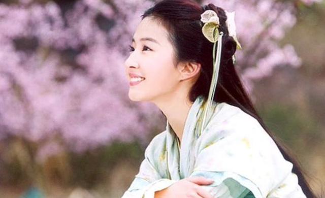 “美人出浴”别尬演，有人一眼万年，有人我想把她按回水里