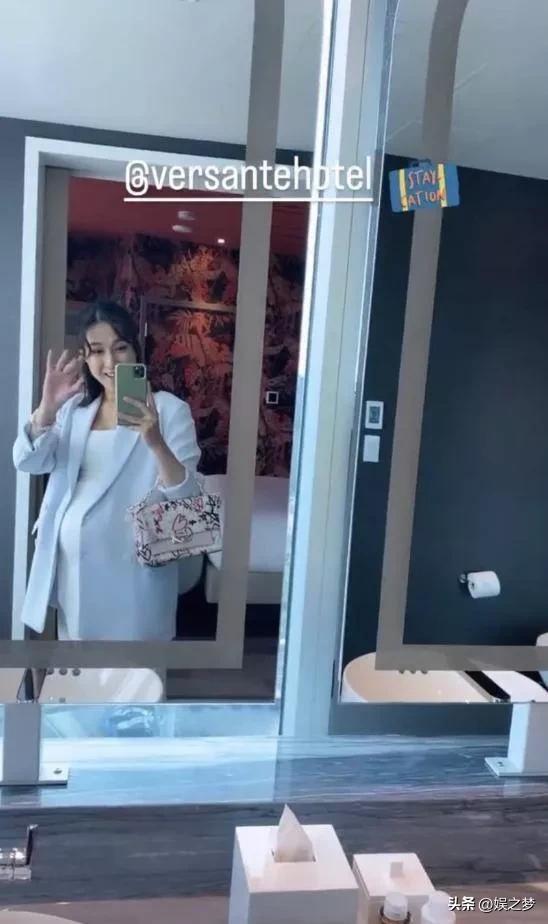 钟嘉欣竟在家生娃！全身赤裸躺浴缸用力，助产士忙孕肚浇水剪脐带