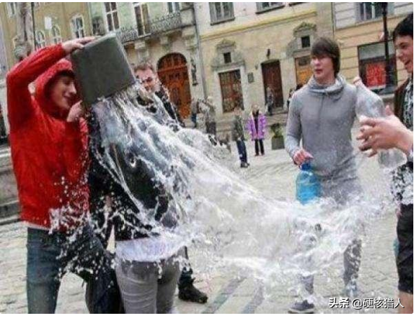 乌克兰最“火爆”节日,热辣美女释放天性,男性看对眼就“抱走”