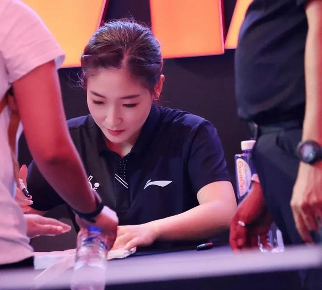 刘诗雯最新消息！一个人拖行李箱现身国内机场，球迷莫名心疼小枣