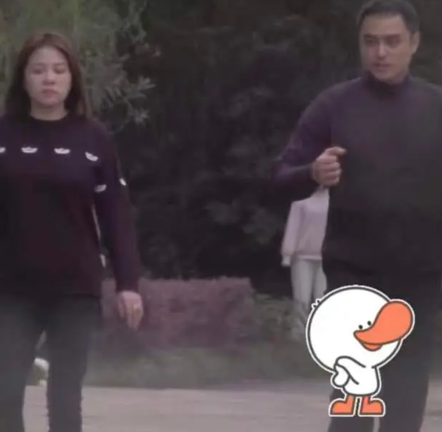 明道夜会两女疑婚内出轨！与高挑美女亲热挽手，发现被拍慌乱甩开