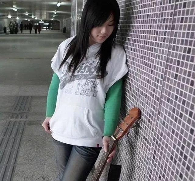 “西单女孩”：14岁辍学卖唱，20岁爆红上春晚，现人生状况怎样？