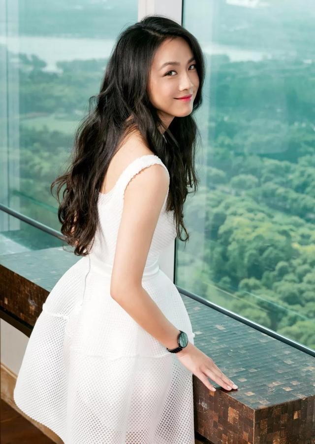 十年前她一脱成名,如今淡出影视圈后却比之前更让人羡慕