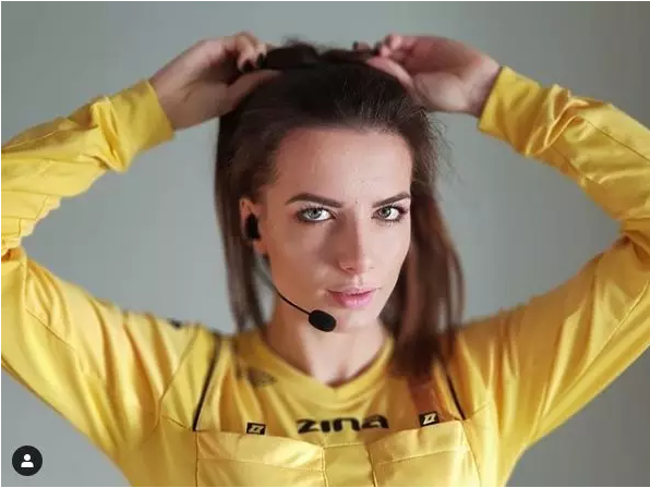 21岁的全球最性感女裁判，用美貌与情商征服球员