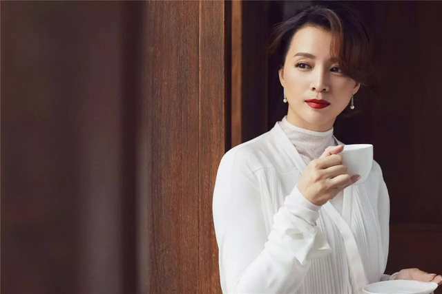 人前很清纯，人后却疯狂？这10位情史混乱的女星，才是“老司机”