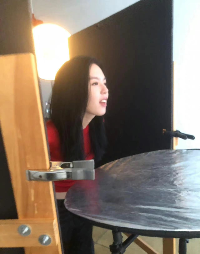 20岁法图麦晒性感美照！秀蛮腰美艳高挑神似爸，或美国出道当演员