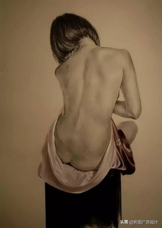 她的木炭粉彩画堪称一绝，性感素描将人体线条展现的性感迷人