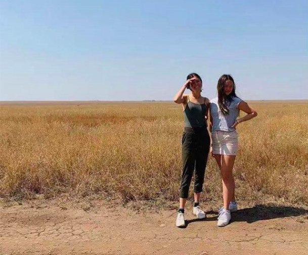 邓文迪18岁大女儿晒沙滩照，穿比基尼身材火辣美过妈妈