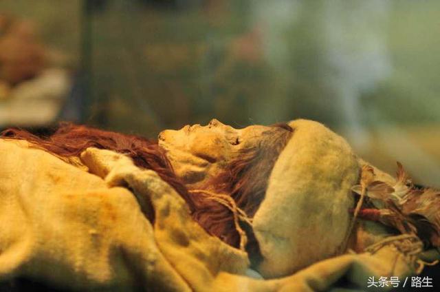 楼兰姑娘的千年不坏之身为何漂亮?墓地有件陪葬品很特殊