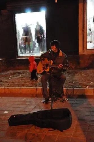 “西单女孩”：14岁辍学卖唱，20岁爆红上春晚，现人生状况怎样？