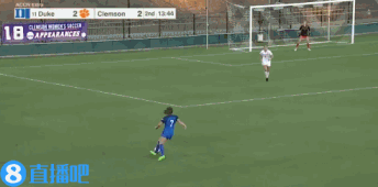 被小姐姐秀住了！美女足赛场惊现诡异弧线世界波