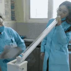 美女在泳池边跳舞，下一秒把我逗笑了，太搞笑了