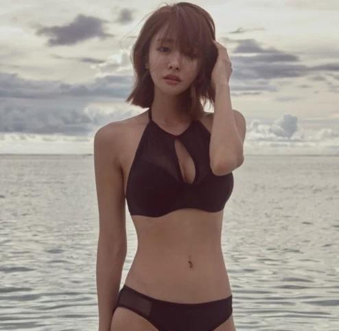 花容月貌的比基尼美女，性感善良，高冷气质令人着迷