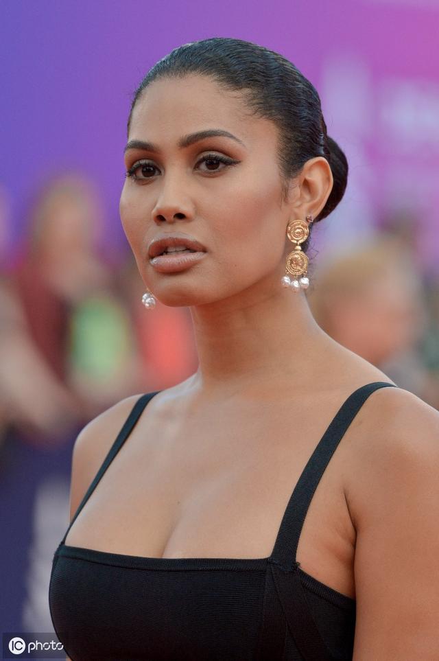 超美变性模特,她比美女更有女人味