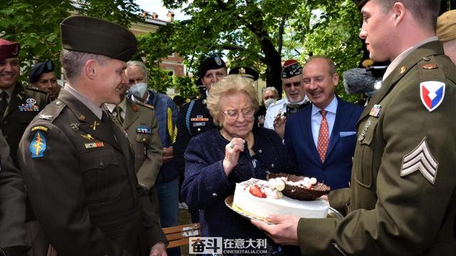 77年前美军偷走意大利小女孩生日蛋糕 女孩90岁时美军归还了蛋糕