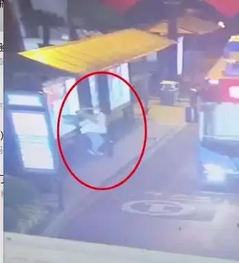 陌生男公交站突遭强吻美女，拔腿就追！原因竟是脑子一热……