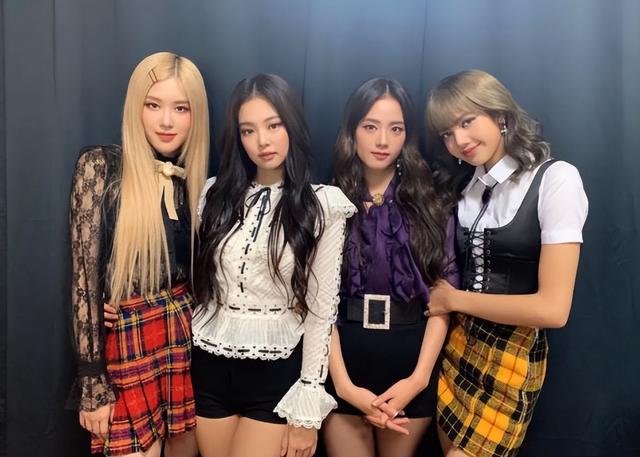 超短裙里不穿安全裤，韩国女团着装又惹争议，为了人气不择手段