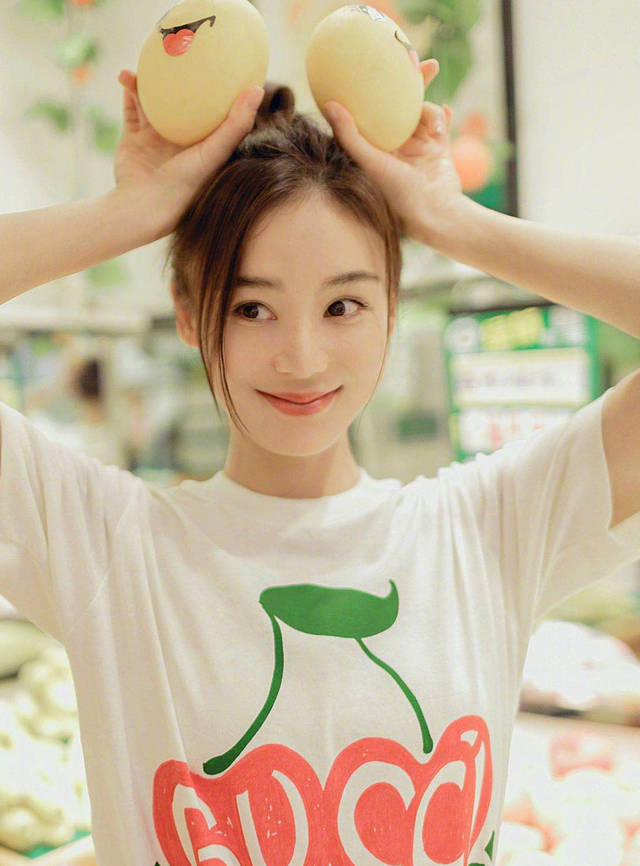 袁姗姗深夜醉酒糗态百出，走路不稳靠异性搀扶，不顾形象路边狂吐