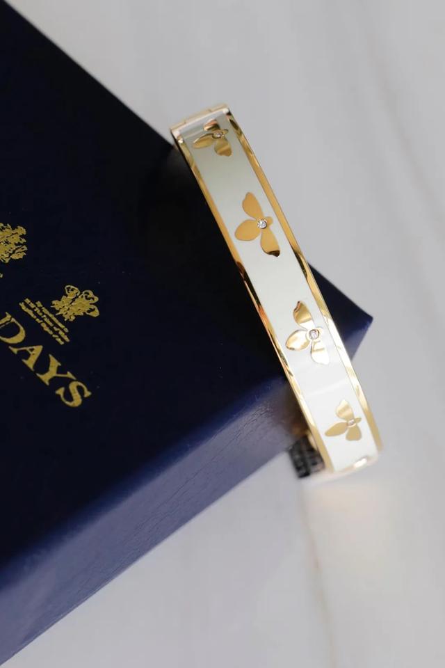 凯特、戴妃同款手镯，英国王室都爱的瓷器，情人节送礼大气有格调
