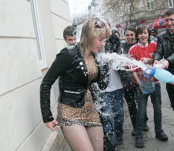 乌克兰美女愁嫁，泼水节上大尺度湿身，性感身材完全暴露