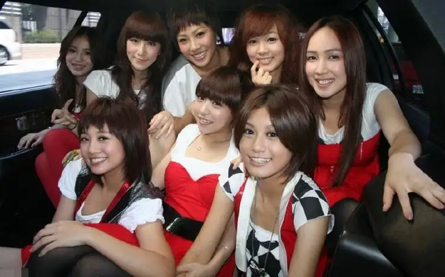 39岁男星曝恋情！与美女十指紧扣当街拥吻，女方打扮性感身材苗条