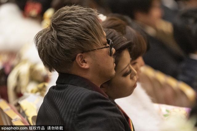 笑靥如花！日本明治神宫举行成人礼 年轻女孩身穿和服拍照