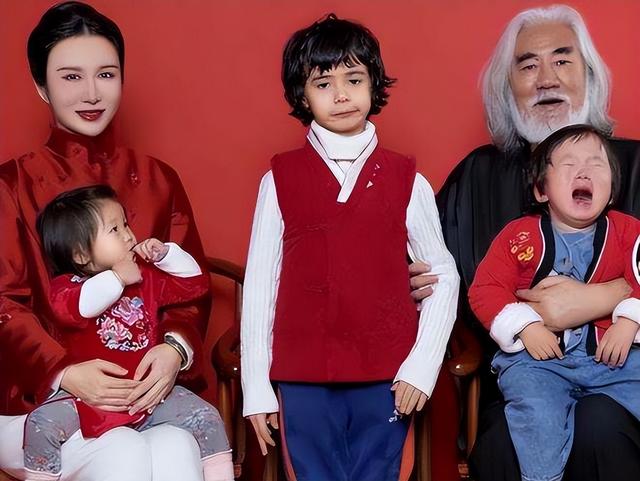 71岁张纪中意外曝出娇妻哺乳照！夫妇差31岁，娇妻为他再添两胎