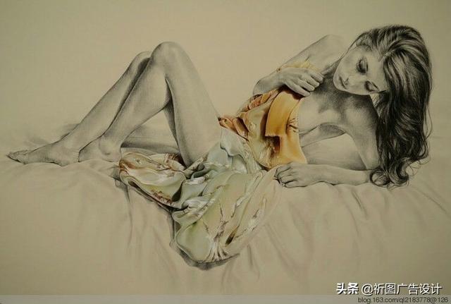 她的木炭粉彩画堪称一绝，性感素描将人体线条展现的性感迷人
