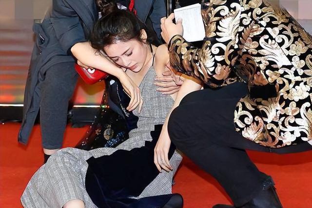 肩带崩断、裙下走光，7位女星走红毯的社死瞬间，画面太尴尬了