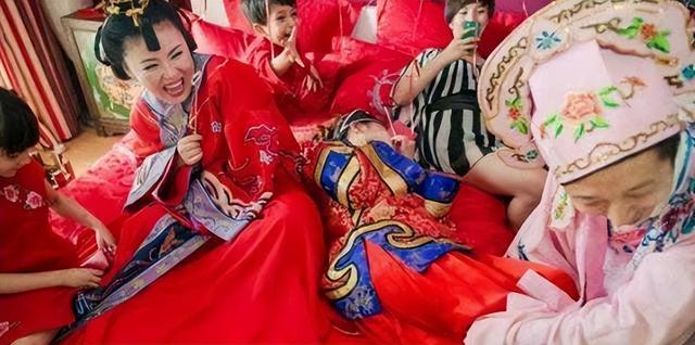 “新娘被多名男子强吻拍臀部”事件，撕开了当下社会病态的一幕