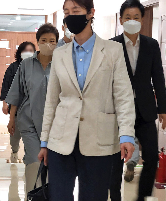 朴槿惠出门投票 贴身保镖提前探路