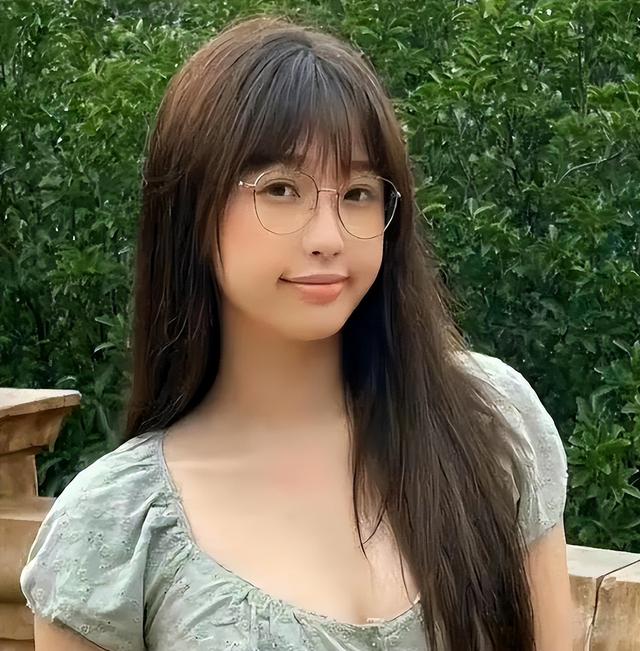 完美女神是假的，胯宽腿粗，溜肩没腰，生图揭露人间真实