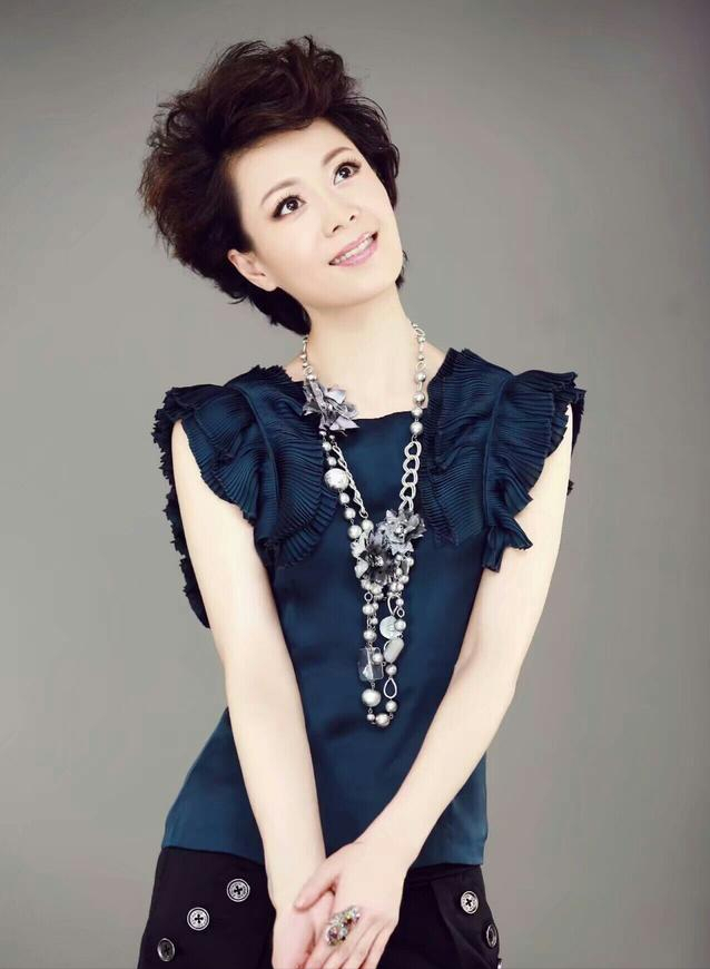 央视10大美女主持人,个个才貌双全,董卿知性,海霞端庄