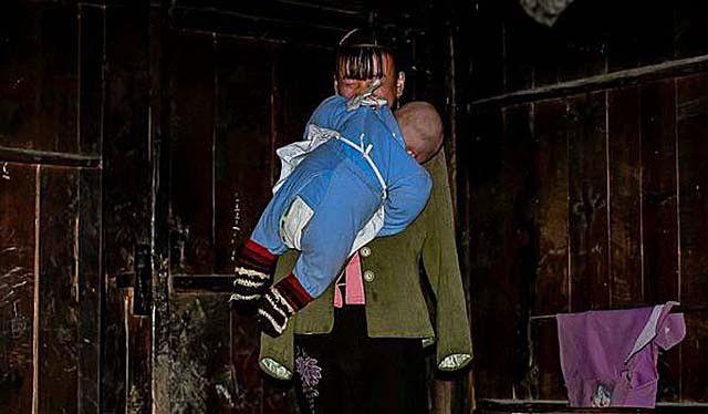 5年前无臂女孩靠口和脚养孩子，10人住10平米房子，为何还要二胎