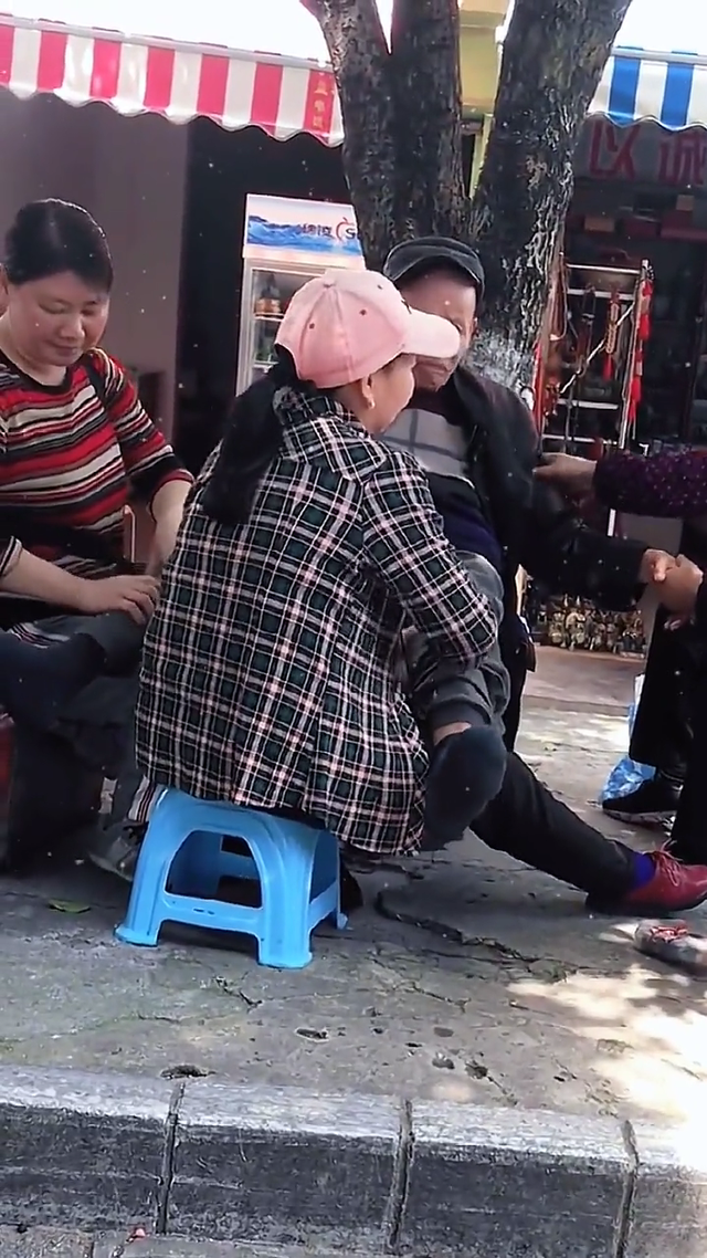 3个女人争相为大爷按摩,大爷淡定闭眼享受,网友:我很想娶她们