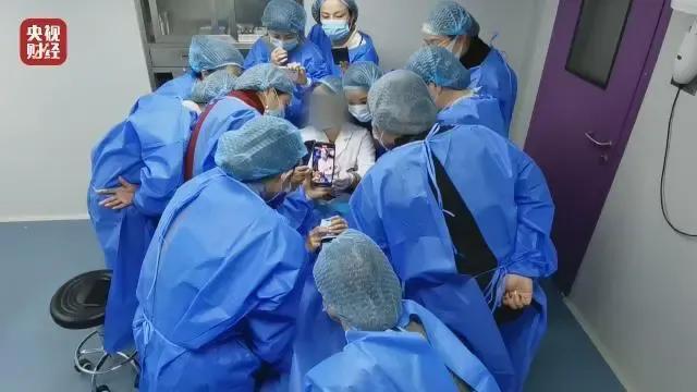 315晚会6大打假现场:美女主播是抠脚大汉,土坑老坛酸菜不忍直视