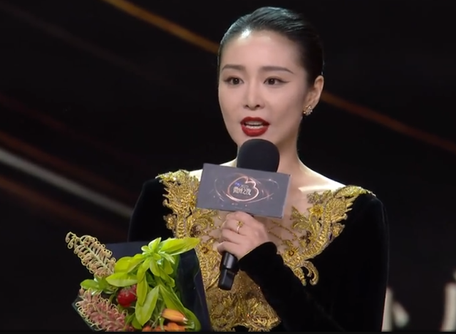 微博之夜女星生图：热巴杨紫惊艳，杨幂脸垮金晨干瘪，刘诗诗脸僵