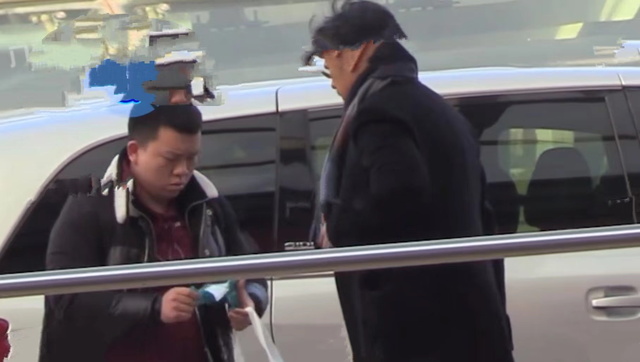 王岳伦官宣离婚后首现身，胡子拉碴发际线显眼，嗨玩三天状态憔悴